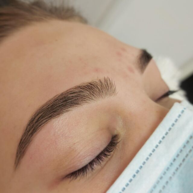 Oleme täheldanud, et tavalisest natukene tumedamaks värvitud kulmud sobivad paremini maskiga 😷- pildil ühed ilusad  #tartukvartal #browbaris 👏